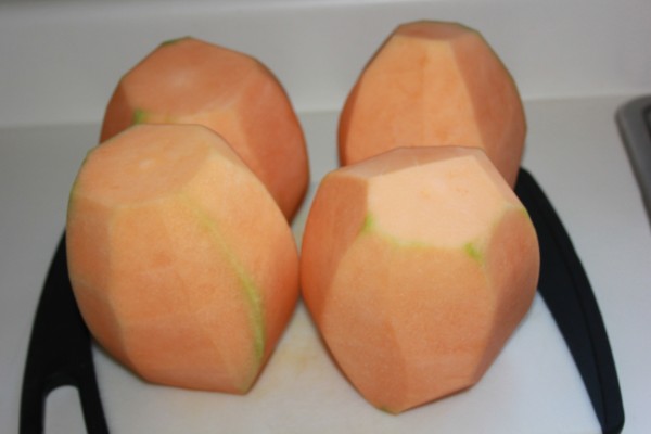 cutting canteloupes 162